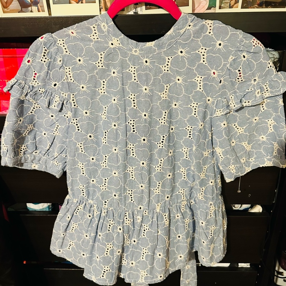 Linen like open back ruffle shirt blue with white floral patterned